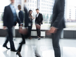 Angestellte von Headhunter und Personalberatung, die während des Arbeitstages einen Büroflur entlanggehen. Headhunter und Personalberatung 