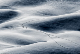 Zwei Partner von Headhunter und Personalberatung am Skiwandern auf einem Schweizer Berg 2