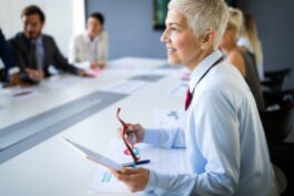 Teammeeting beim SAP Job an Tisch im Sitzungszimmer 