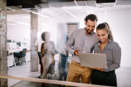 Besprechung zweier lächelnden Headhunter SAP von Bornhauser Peoples Management 