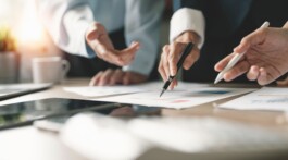 Nahaufnahme vin Hände in einer Besprechung voin Business Unterlagen auf einem Tisch bei SAP Schweiz 
