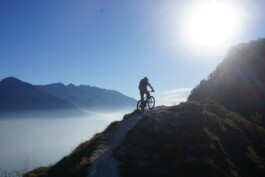 Personalberater SAP in der Freizeit am Biken auf einem schmalen Weg auf einem Berg 