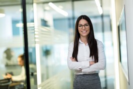 Zufriedener Business Frau steht in den Büros von Headhunter und Personalvermittlung Biel/Bienne 