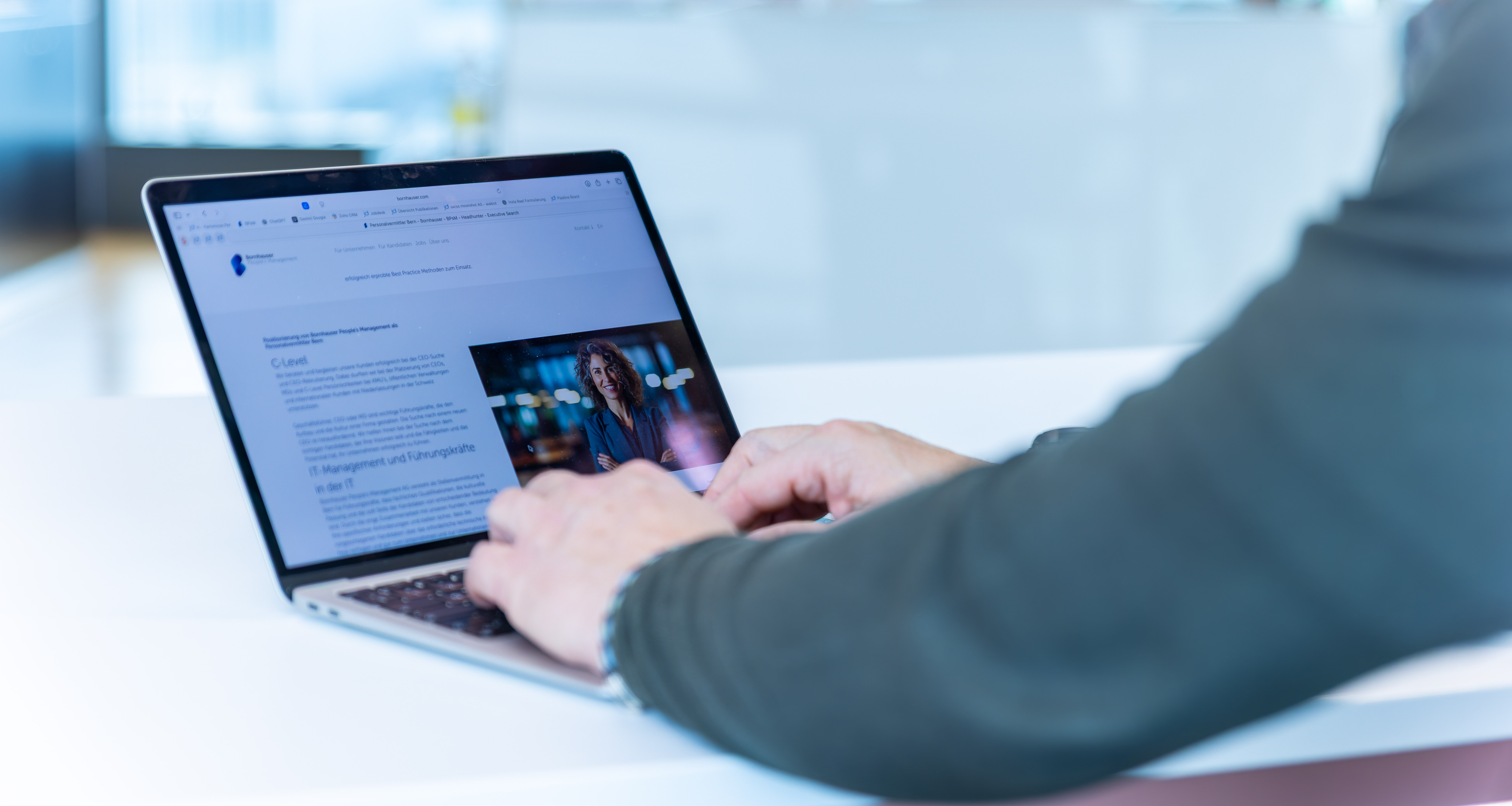 Headhunter von Bornhauser Peoples Management am Computer im Büro von IT Headhunter in der Schweiz