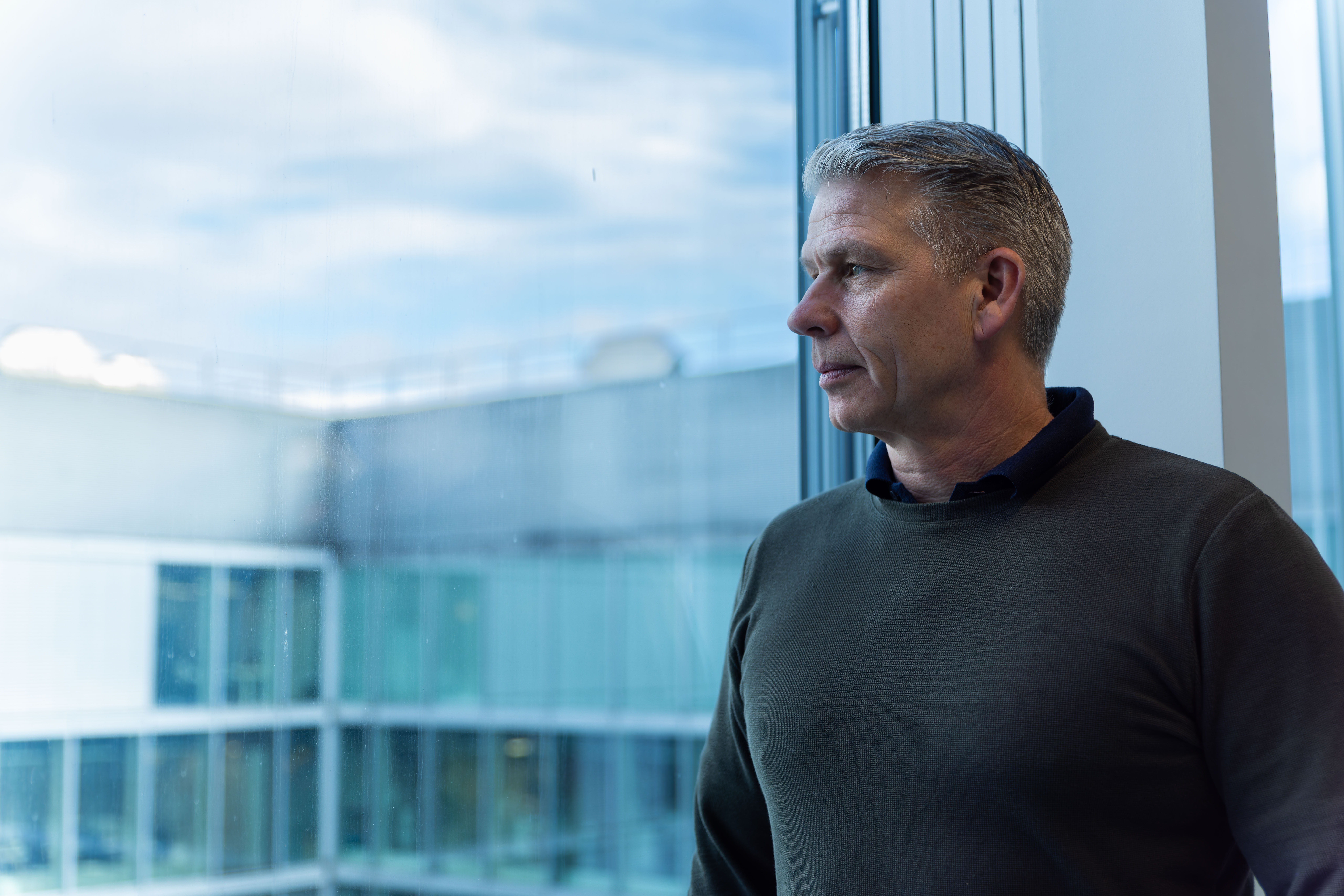 Lächelnder Berater alleine im Sitzungszimmer, zufrieden mit SAP Job
