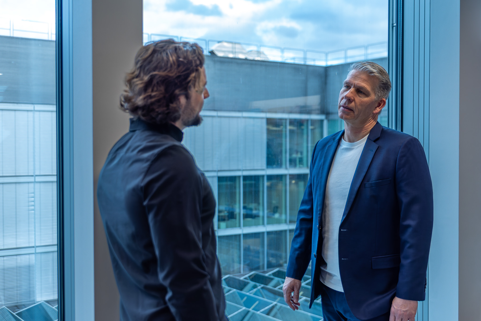 Zwei Personalberater SAP in einer Diskussion im Büro von Bornhauser Peoples Management