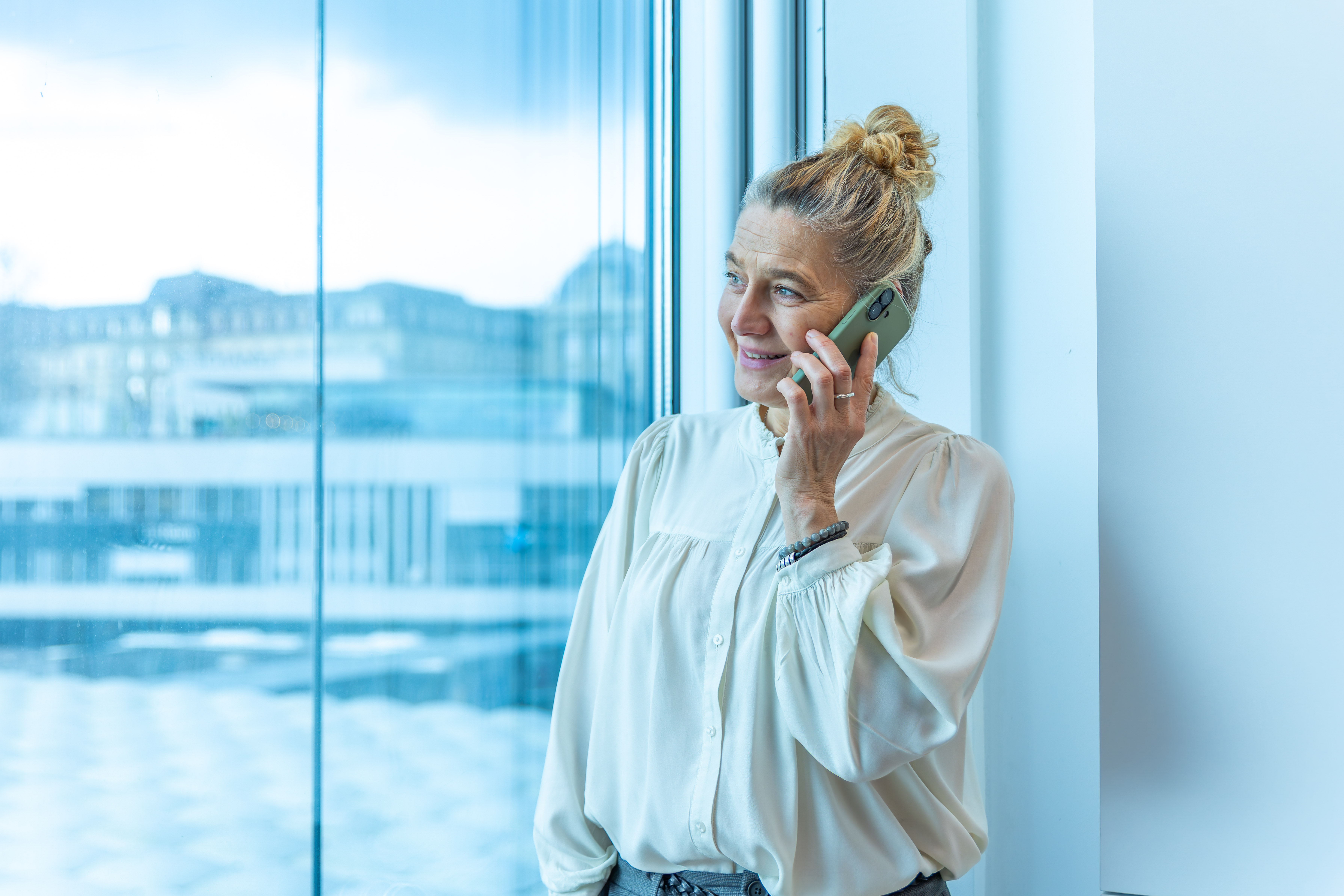 Lächelnde Business Frau am telefonieren im Büro von Bornhauser Peoples Management über SAP JOB