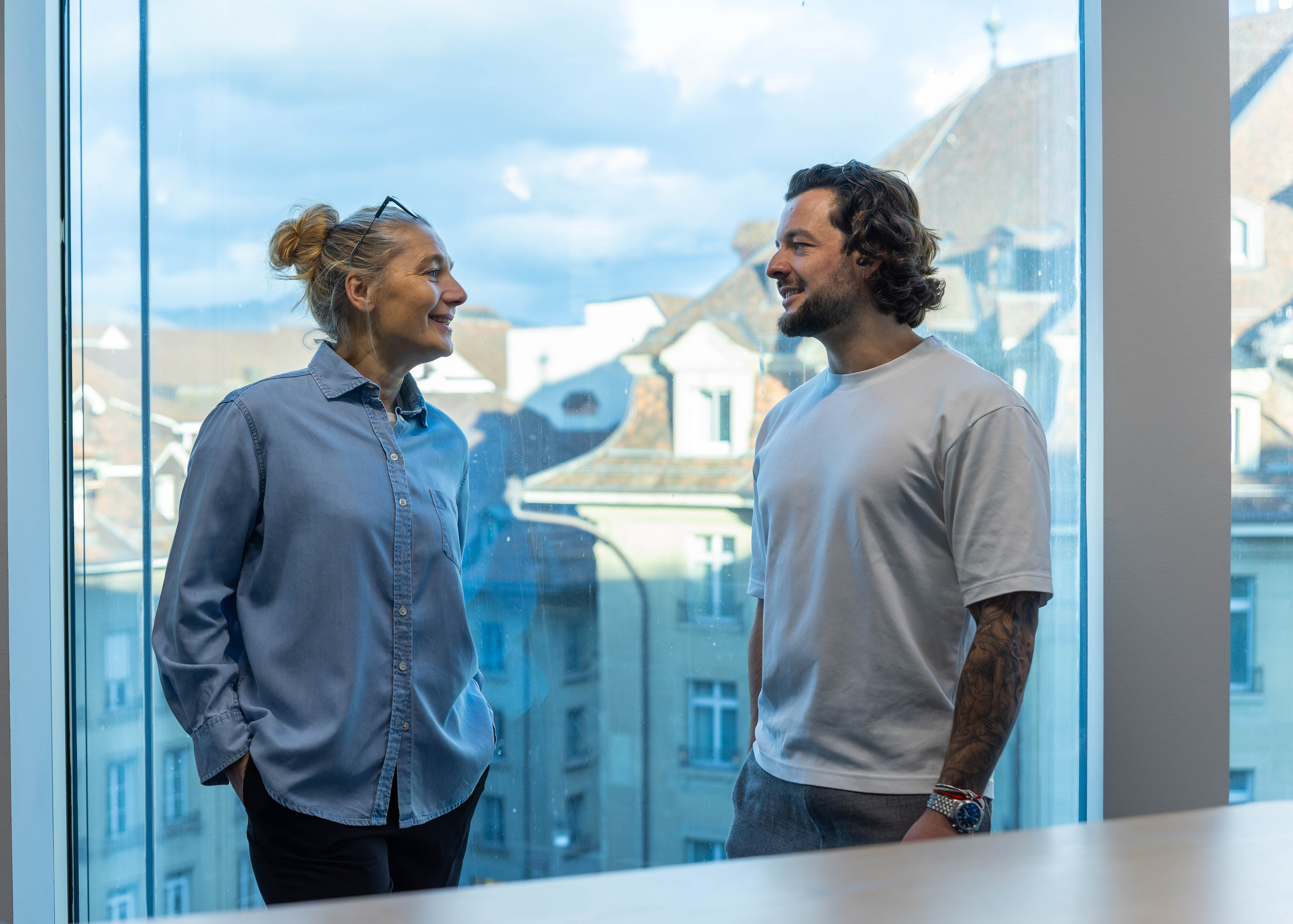 Zwei zufriedene Business Berater zufrieden mit SAP Job im Büro von Bornhauser Peoples Management