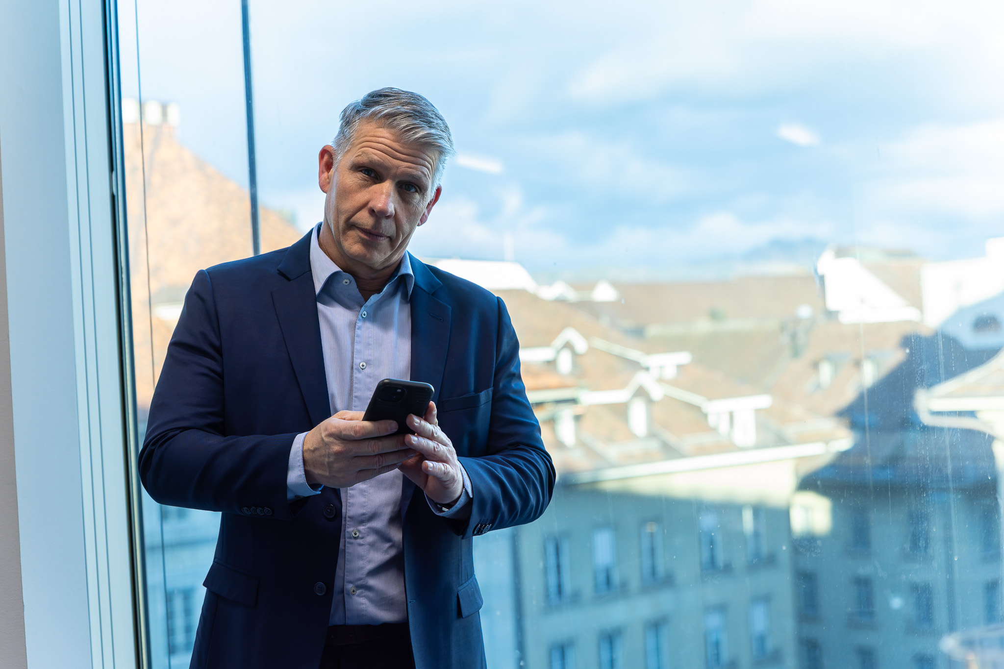 Headhunter SAP von Bornhauser Peoples Management mit Mobiltelefon in der Hand