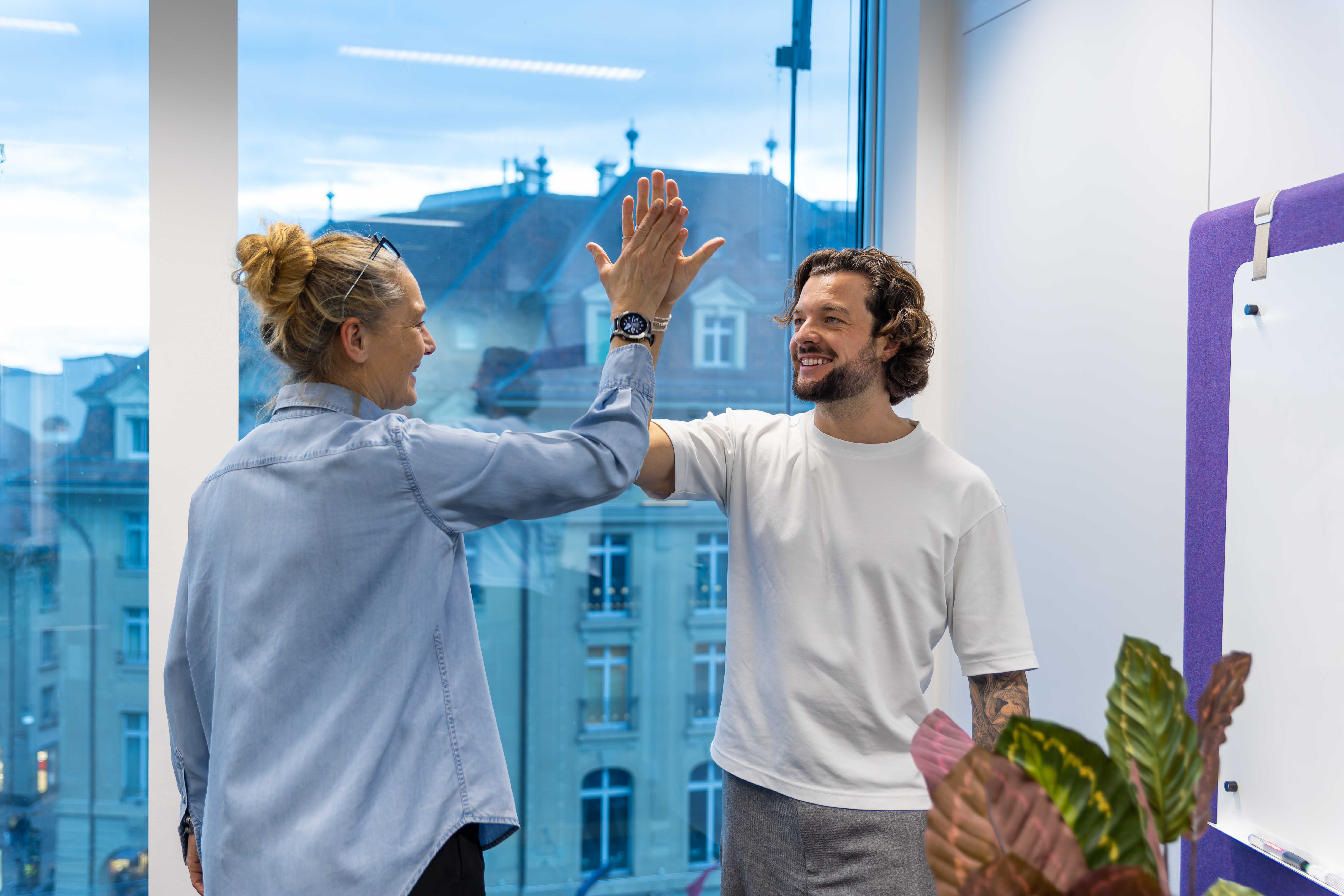 Lockeres Abklatschen nach einem Teammeeting mit der Chefin von SAP Bern an Ihrem Arbeitsplatz