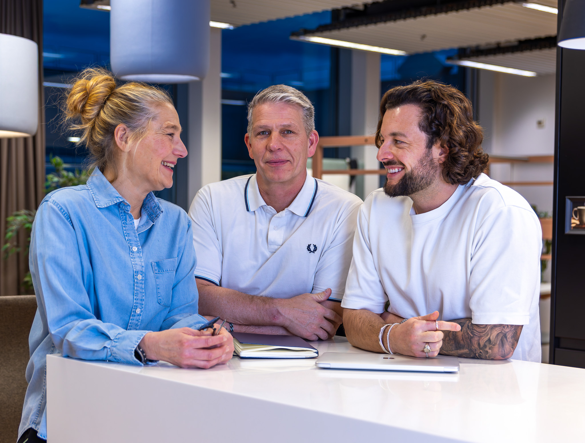 Business Frau mit zwei Personalvermittler Bern, am Stehtisch im Office von Bornhauser Peoples Management