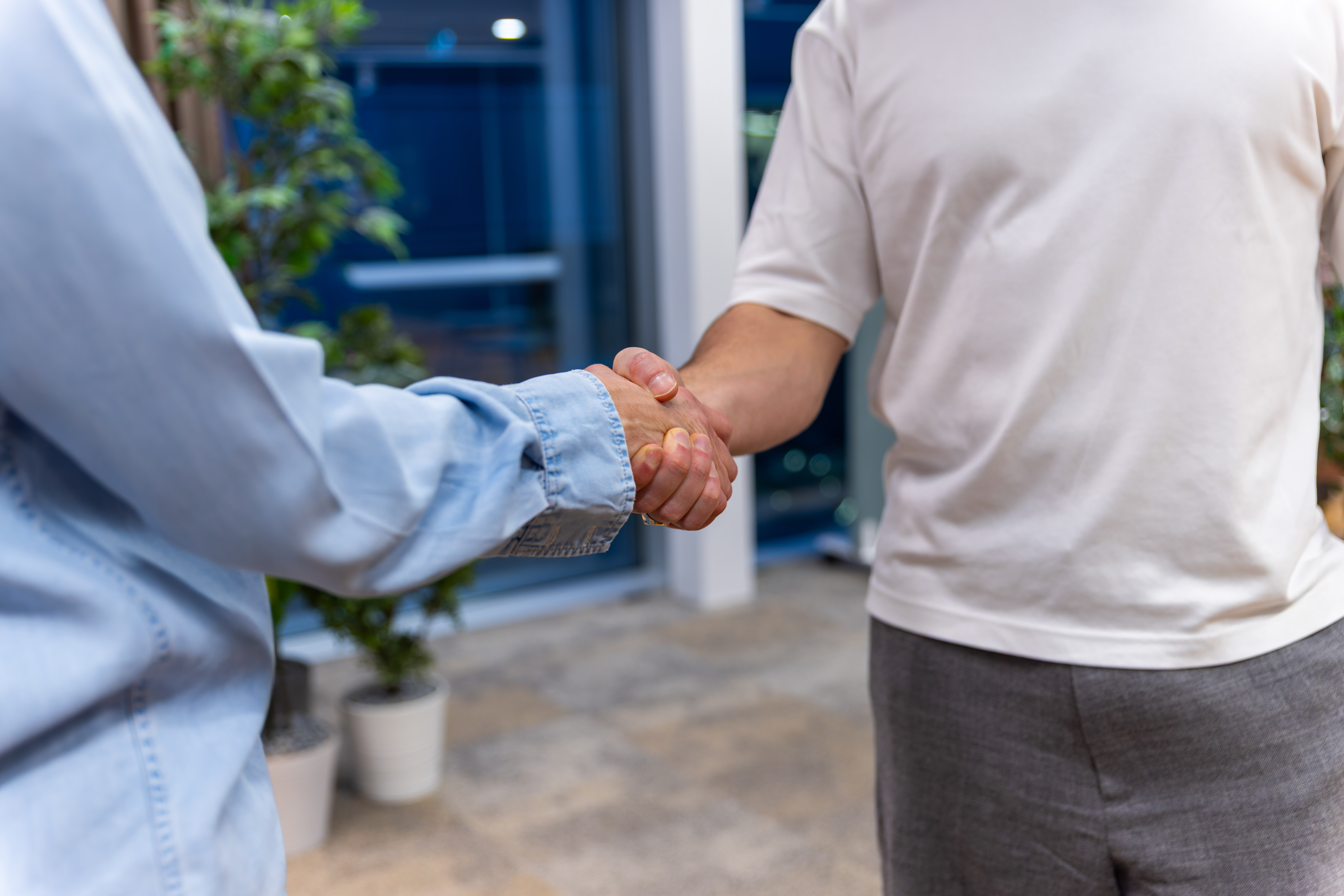 Lockerer Händedruck mit Headhunter SAP Teilnehmer im Büro von Bornhauser Peoples Management
