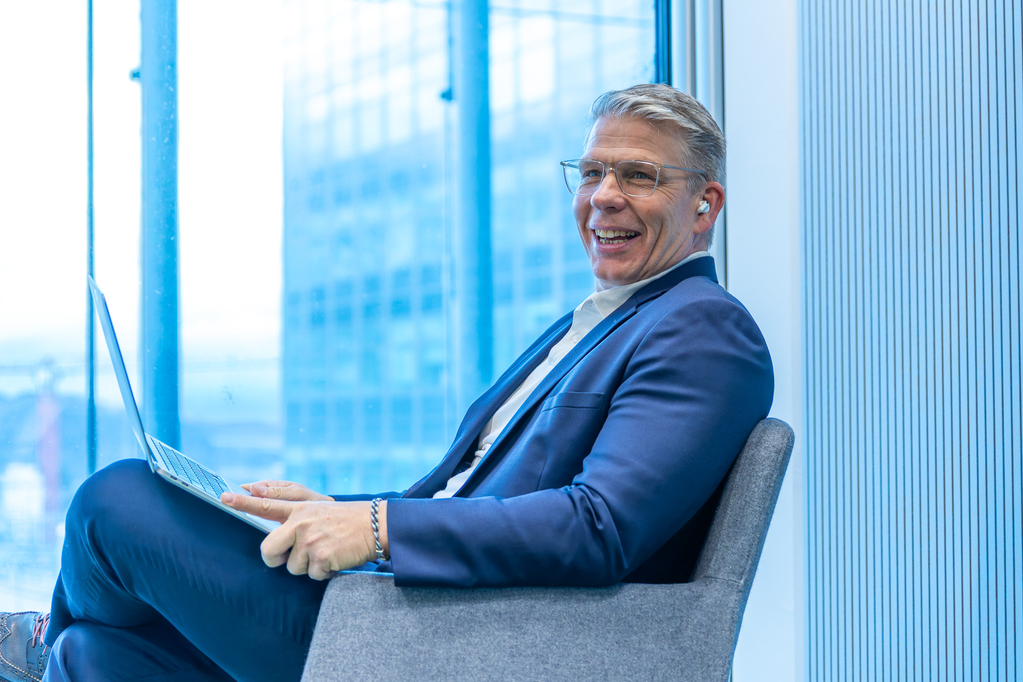 Business Mann von SAP Schweiz sitzt lächelnd im Büro von Bornhauser Peoples Management