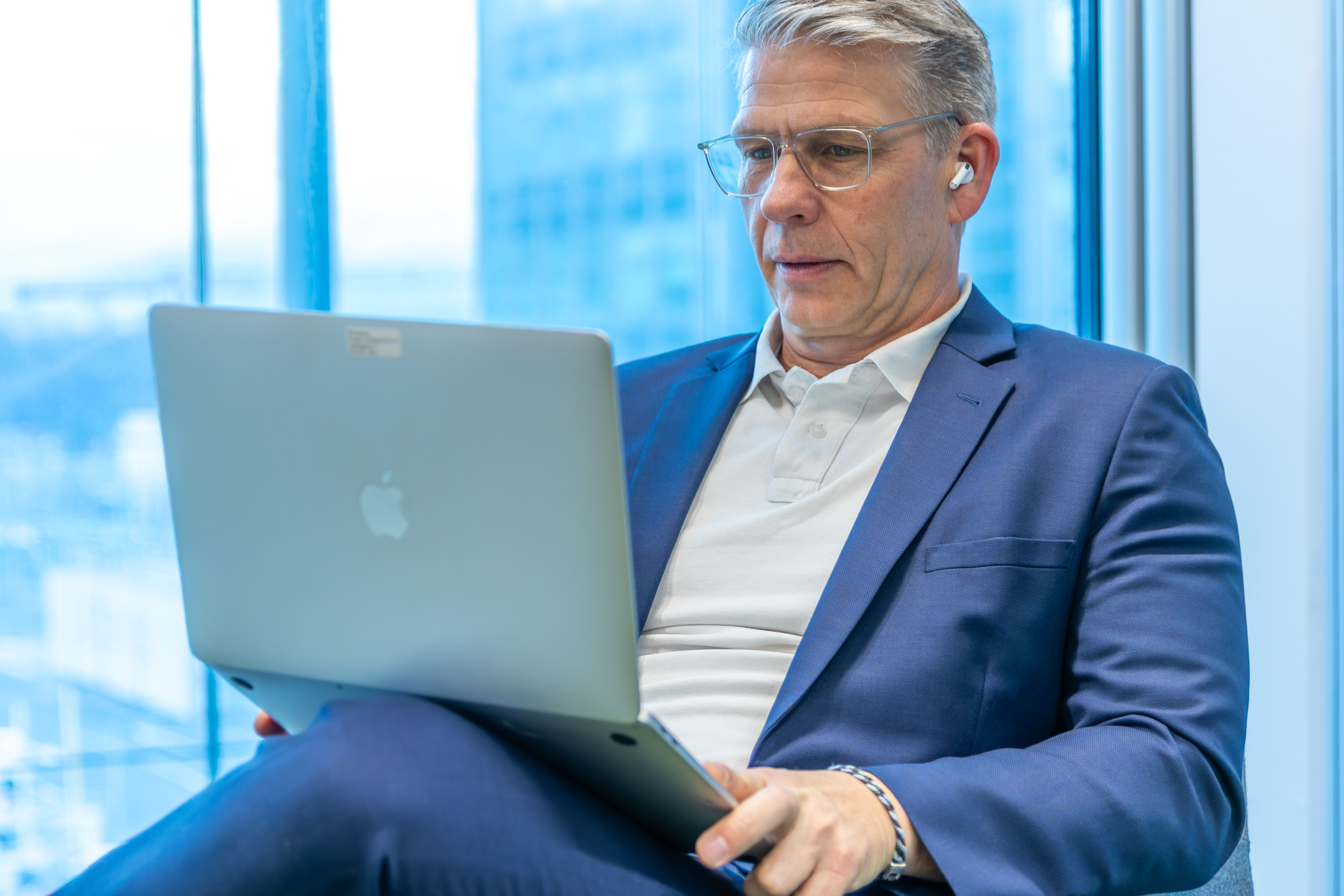 Bornhauser People's Management Headhunter und Personalberatung Partner liest E-Mails