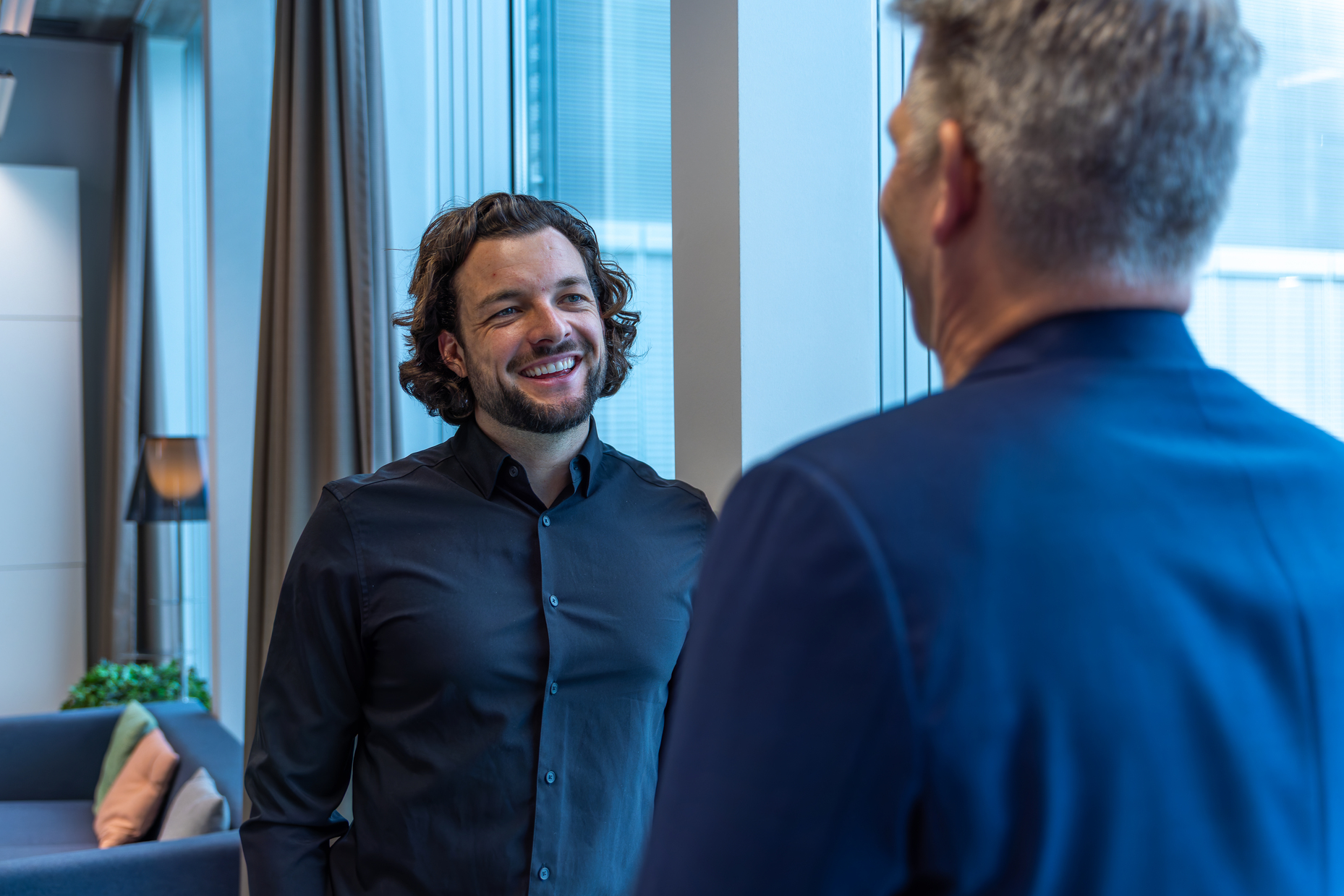 Zwei Headhunter Schweiz in einem Businessgespräch in ihrem Sitzungszimmer