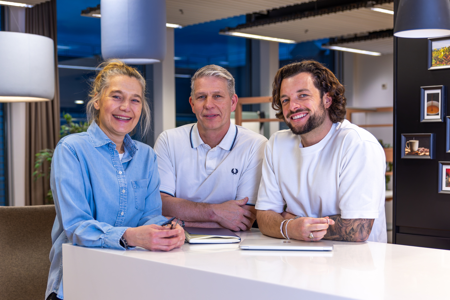 Zufriedene lächelnde IT Headhunter Seeland in ihrem Office von Bornhauser Peoples Management