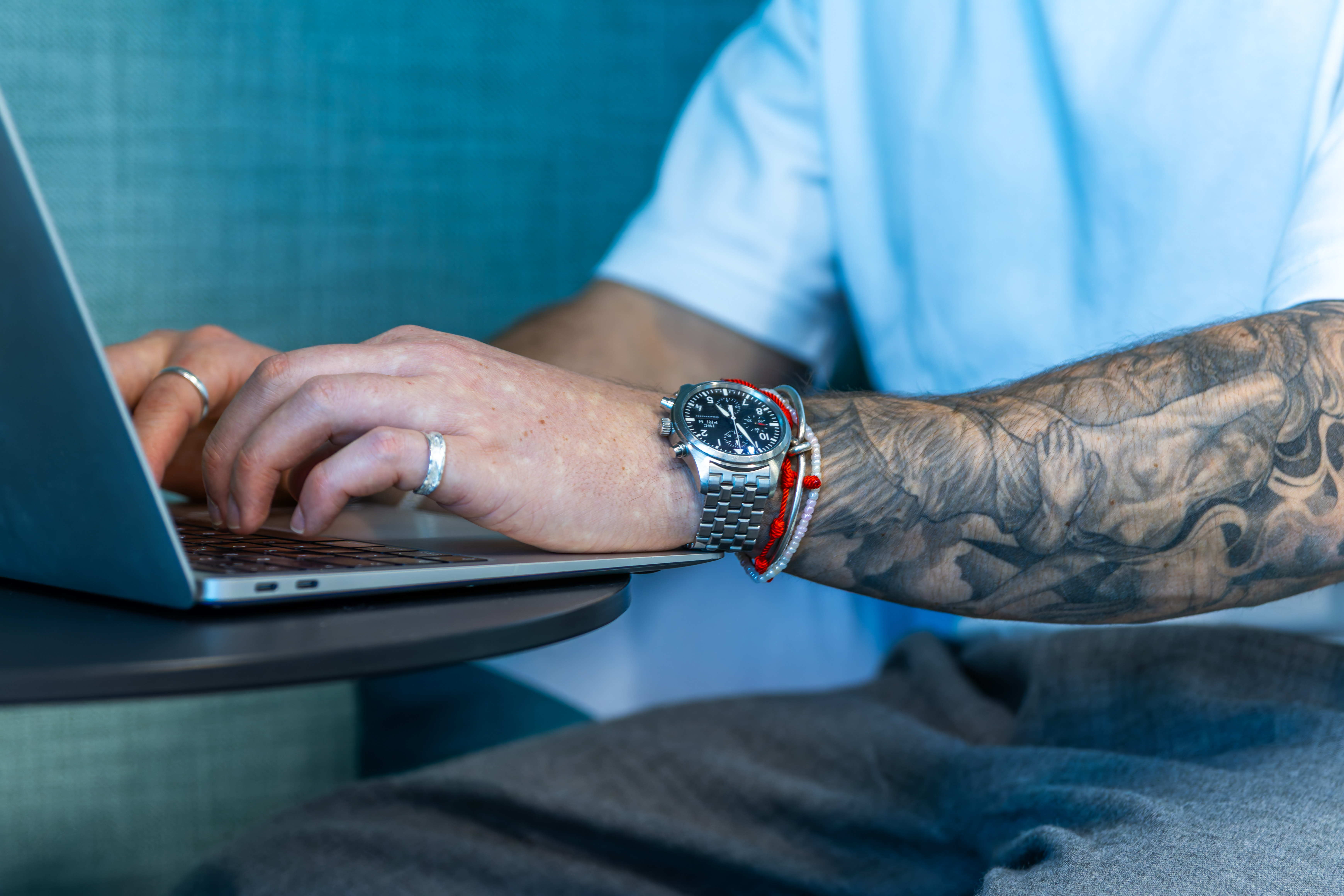 Tätowierter Arm eines Headhunter von Bornhauser Peoples Management am Mail schreiben