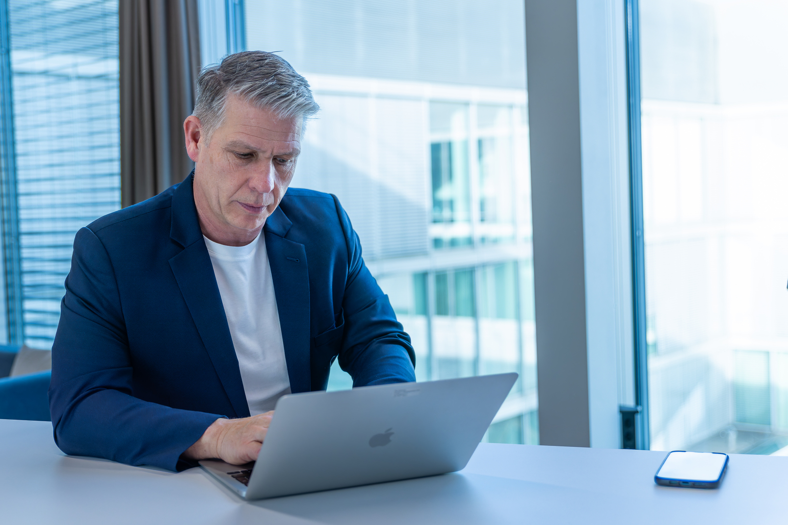 Ein Executive-Search-Berater bereitet am Laptop die gezielte Suche nach Sales Leaders vor, die Business-Verständnis mit Technologiekompetenz in IT, Software, Consulting und technologieorientierten Märkten verbinden.