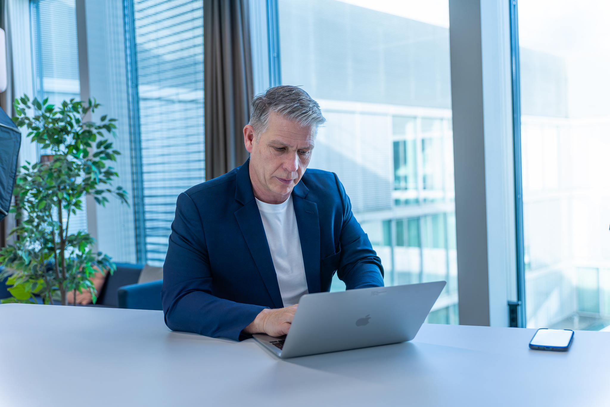 Ein Executive-Search-Berater recherchiert am Computer gezielt nach Führungspersönlichkeiten für Consulting und Professional Services, die fachliche Expertise, Kundenorientierung, Business-Verständnis und Leadership verbinden.