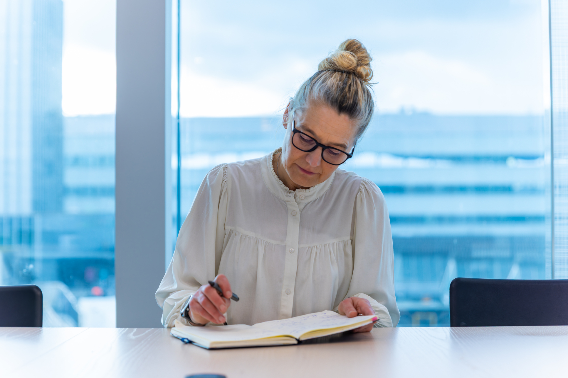 Eine Executive-Search-Beraterin bereitet am Schreibtisch Unterlagen für die gezielte Besetzung von CIOs und weiteren anspruchsvollen Führungspositionen im Technology-Umfeld vor.