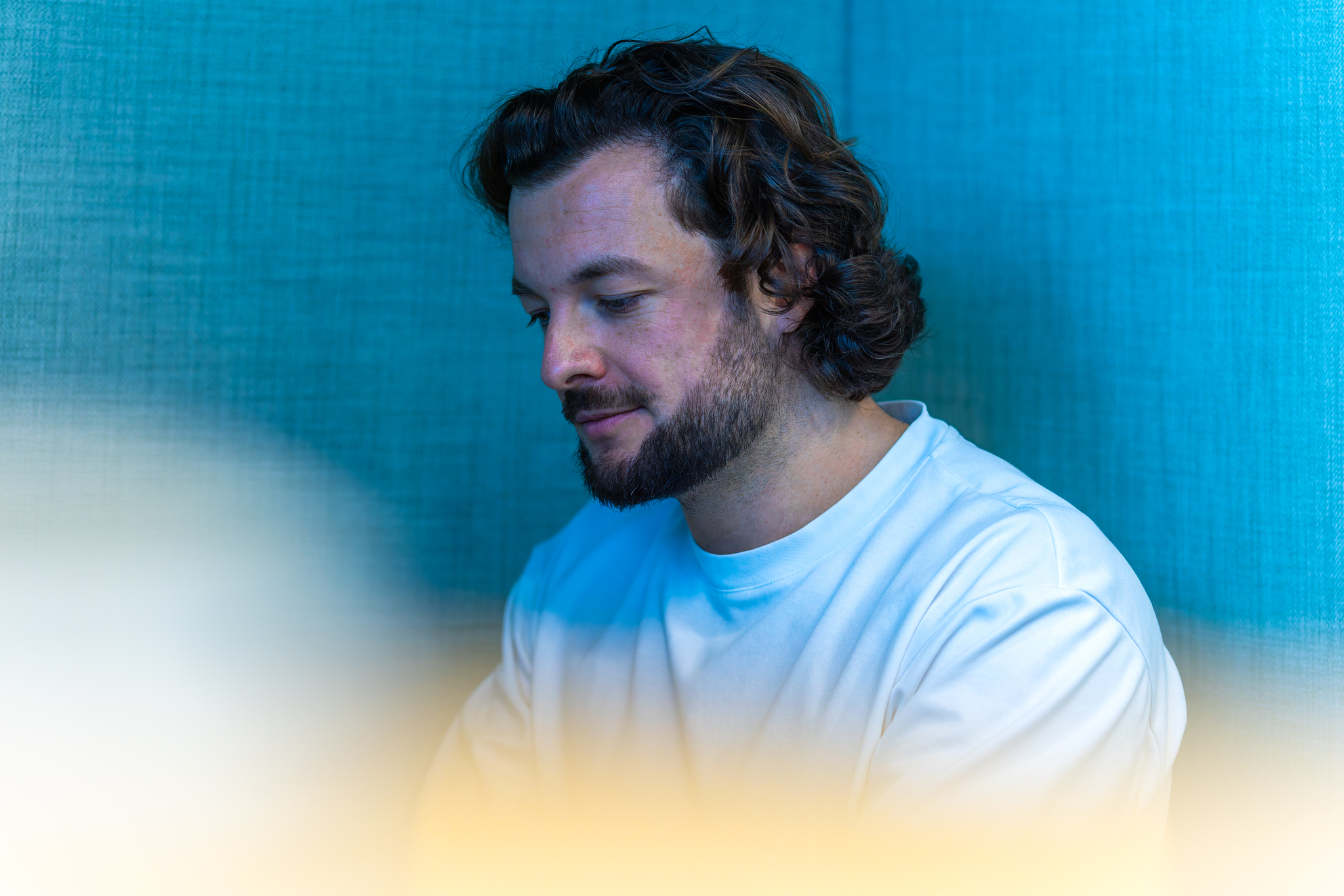 Ein Executive-Search-Berater führt einen Videocall mit einem Sales-Leadership-Kandidaten, um Marktverständnis, Kundenorientierung, Führungskompetenz, Commercial Excellence und Cultural Fit zu beurteilen.
