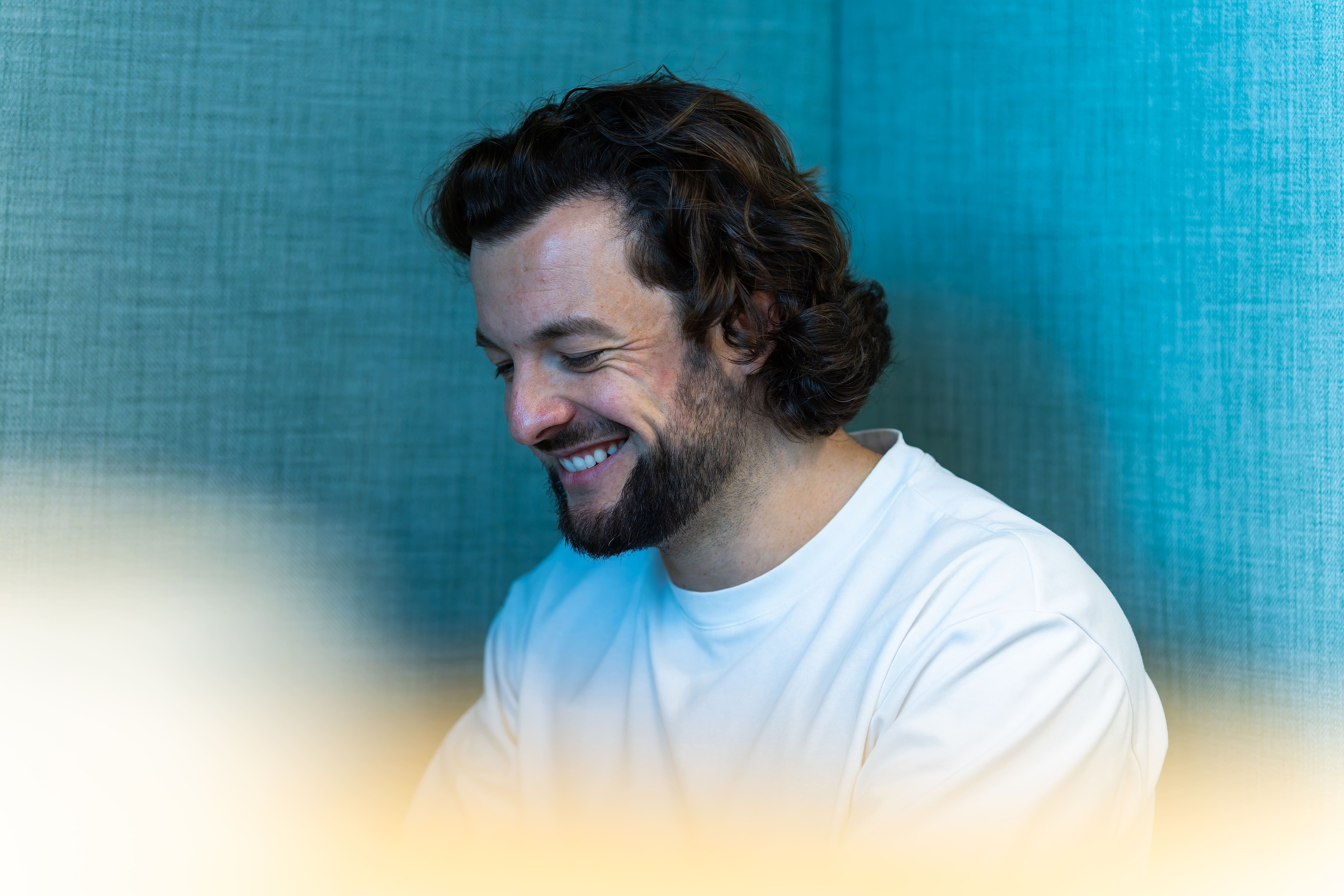 Ein Executive-Search-Berater führt einen Videocall mit einem CIO-Kandidaten, um Leadership, Technologiekompetenz, Business-Verständnis und Cultural Fit für eine erfolgreiche Besetzung zu beurteilen.