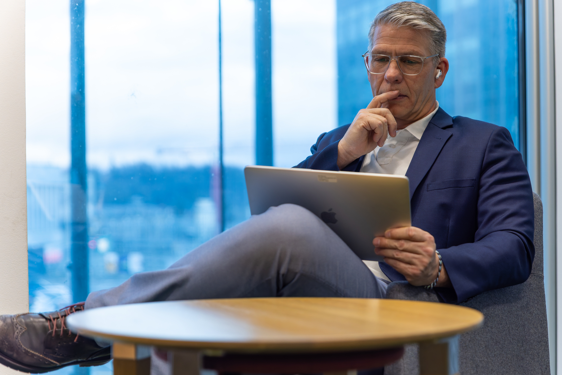 Ein Executive-Search-Berater recherchiert am Laptop nach geeigneten CIOs und Technology Leaders, die technologische Kompetenz mit Business-Verständnis und Leadership verbinden