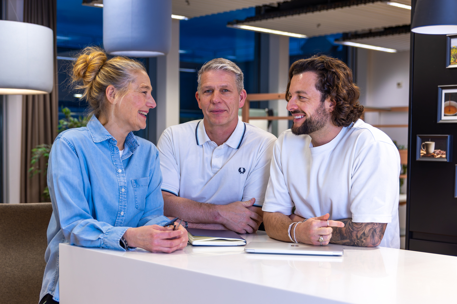 Drei Executive-Search-Berater im Austausch über die gezielte Besetzung von Consulting- und Professional-Services-Führungspositionen für Wachstum, Business Development und den Aufbau erfolgreicher Beratungsorganisationen.