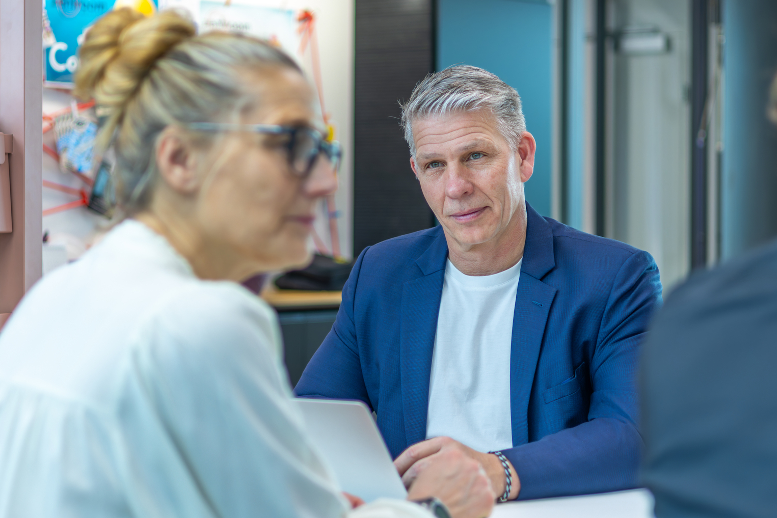 Ein Executive-Search-Berater diskutiert mit einer Kandidatin die Anforderungen an eine Führungsposition in Sales & Commercial Leadership, von Sales Director und Business Development bis hin zum Chief Revenue Officer (CRO)