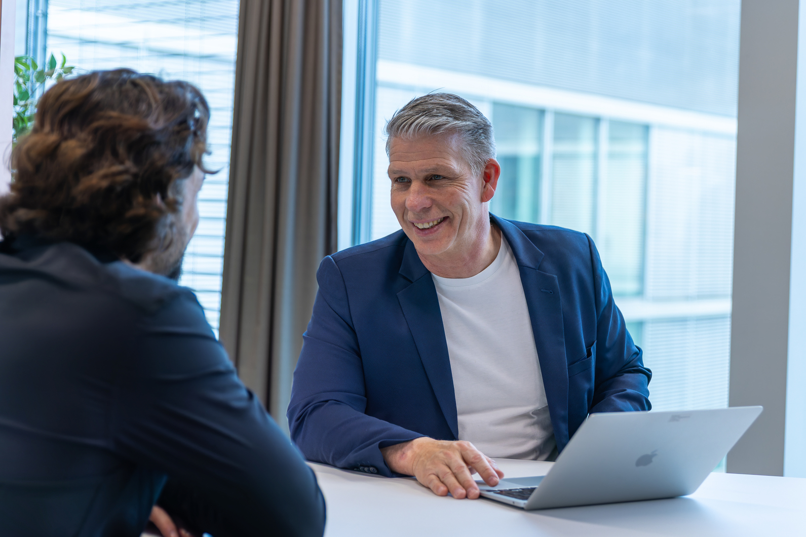 Zwei Headhunter im Gespräch für Executive Partner in Solothurn um die richtigen Persönlichkeiten für die Unternehmen zu finden