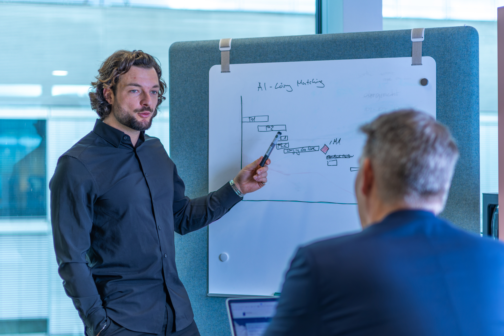 Zwei Headhunter im Brainstorming wie sie der Recruitingprozess optimieren lassen könnte